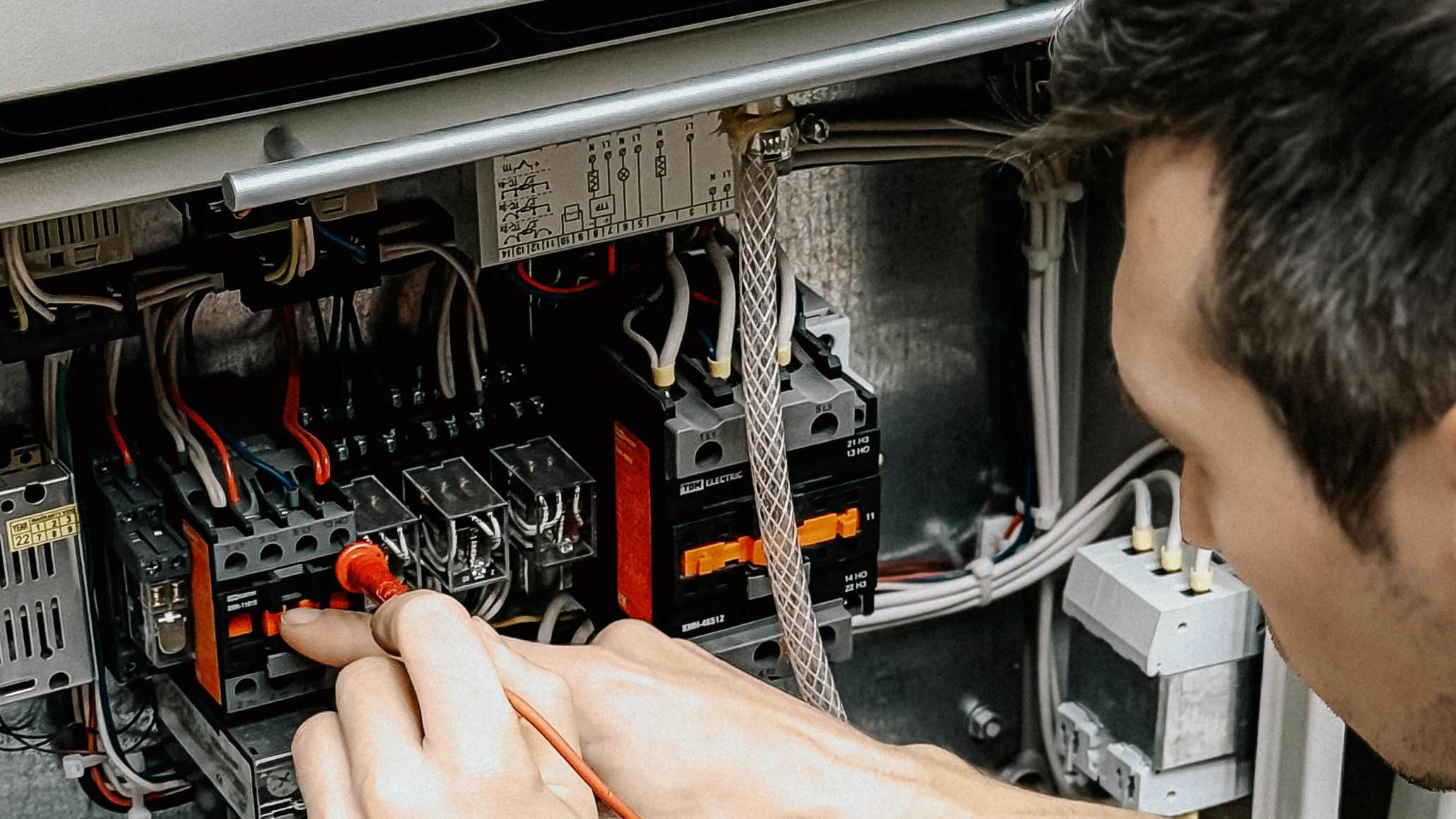 工作人员正在进行电风扇的电路检测和维修